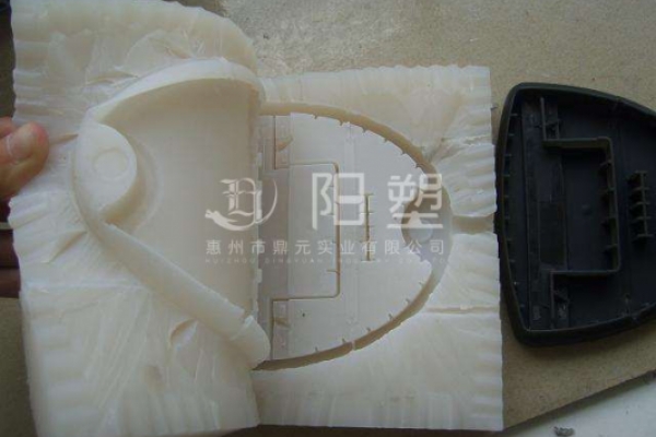 硅膠模具脫模時(shí)粘模如何解決